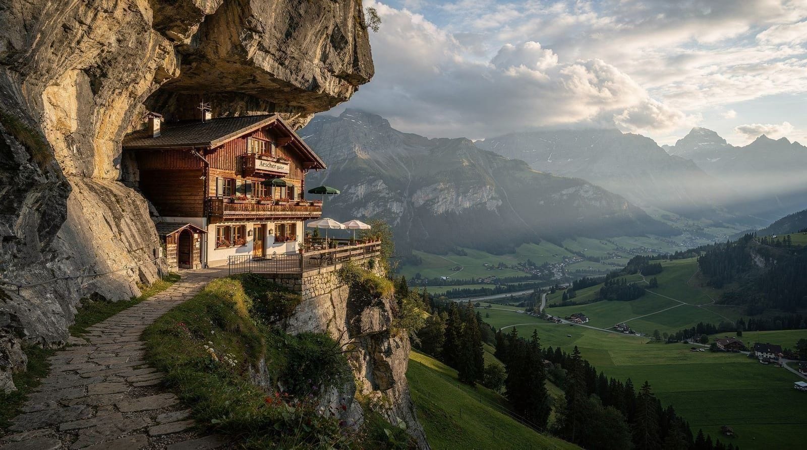 Appenzell en Säntis: beschilderd dorp, klifherberg en alpenzuivelboerderijen