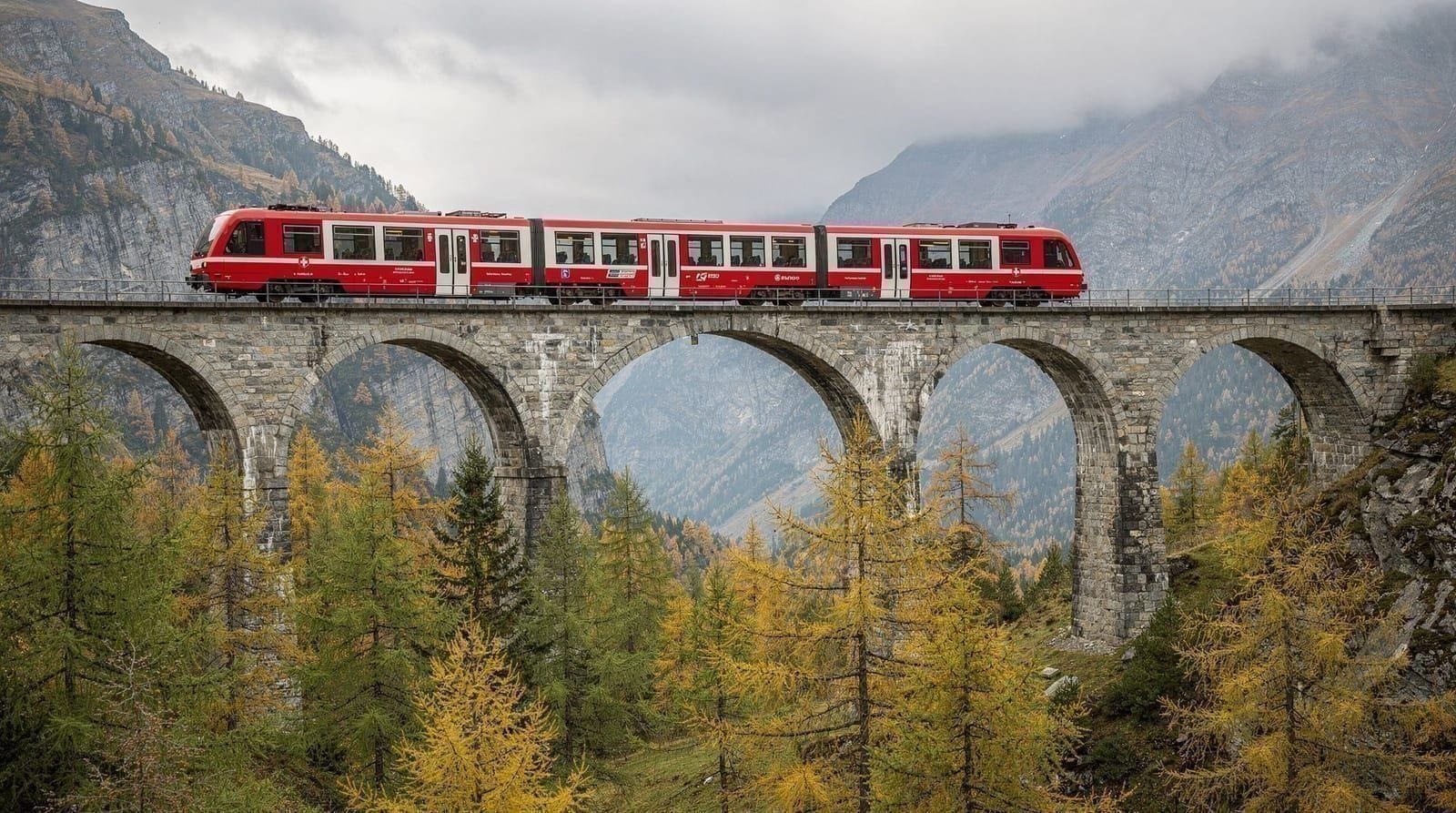 De Bernina Express: UNESCO-lijn, het Brusio-viaduct en de pas op 2.253 m